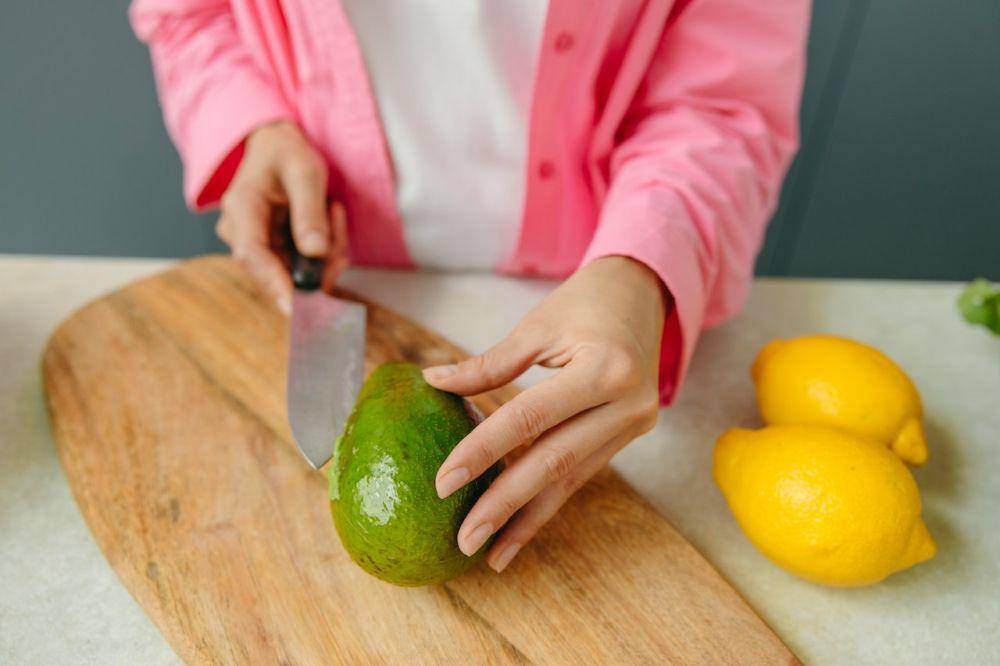 alpukat yang sedang dipotong (pexels.com/Yaroslav Shuraev)