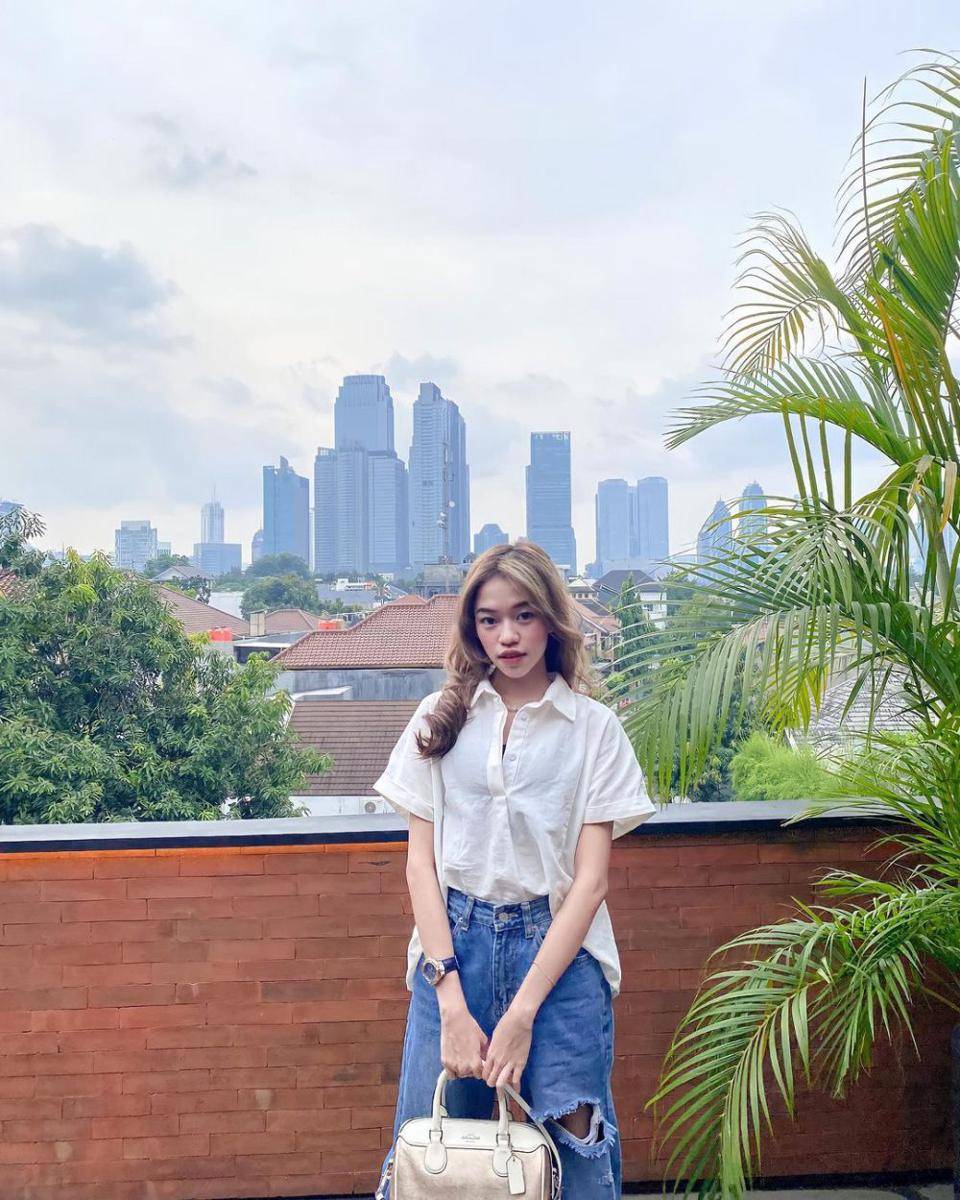 padu padan atasan putih ala Ummi Quary (instagram.com/ummi_quary)