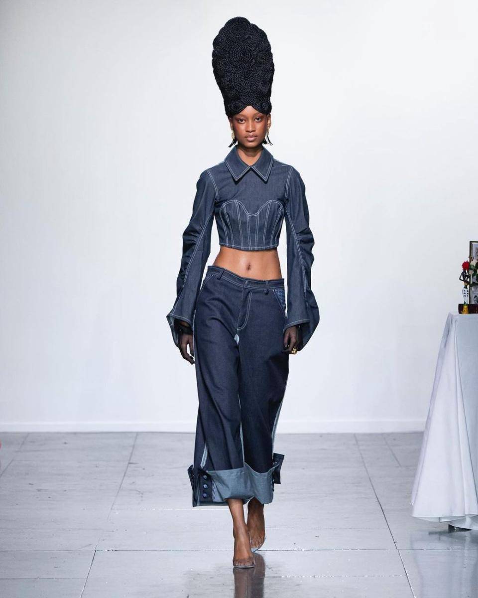 Koleksi Tolu Coker SS24 IRAPADA di LFW (instagram.com/tolucoker)