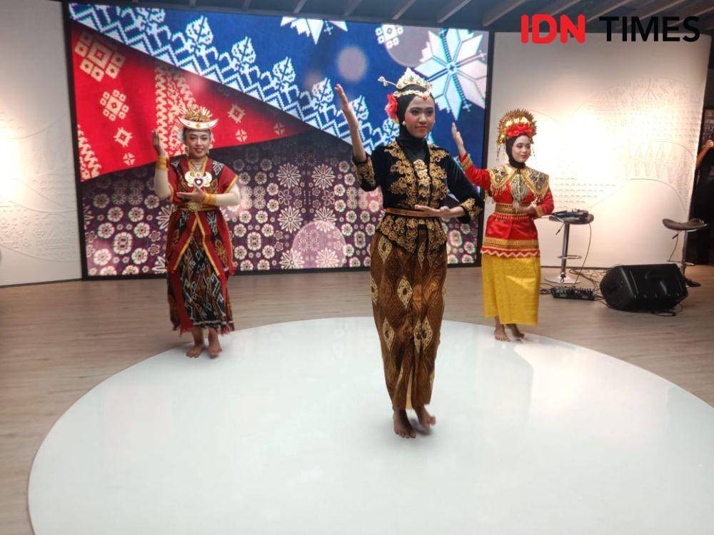 Pertunjukan tari dalam peresmian Bentara Budaya Art Gallery (26/9/2023). (IDN Times/Febriyanti Revitasari)
