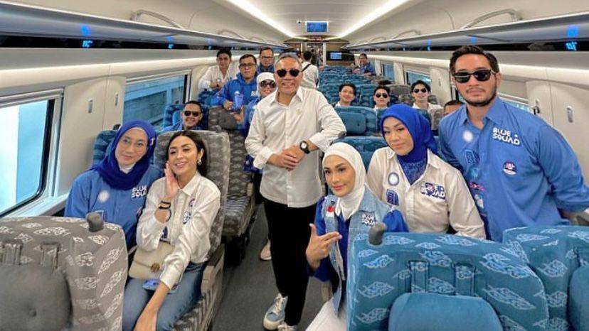 Ketua Umum Partai Amanat Nasional (PAN), Zulkifli Hasan bersama sejumlah artis naik Kereta Cepat Whoosh ke Bandung. (Dokumentasi PAN)