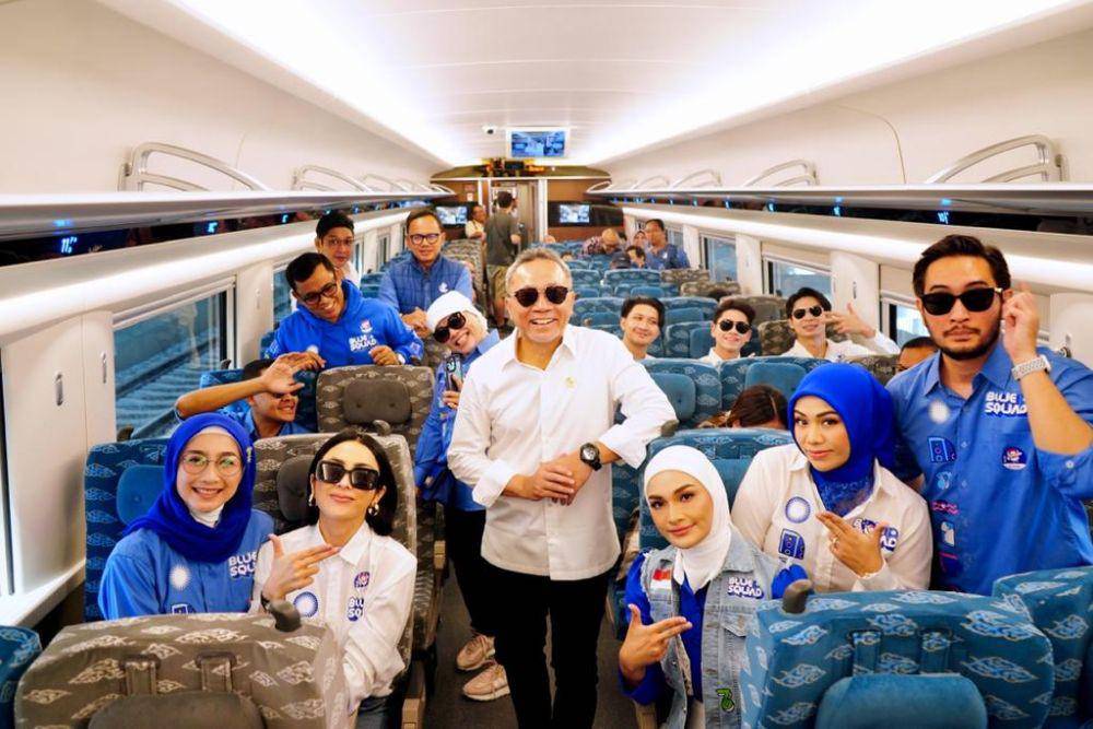 Ketua Umum Partai Amanat Nasional (PAN), Zulkifli Hasan bersama sejumlah artis naik Kereta Cepat Whoosh ke Bandung. (Dokumentasi PAN)