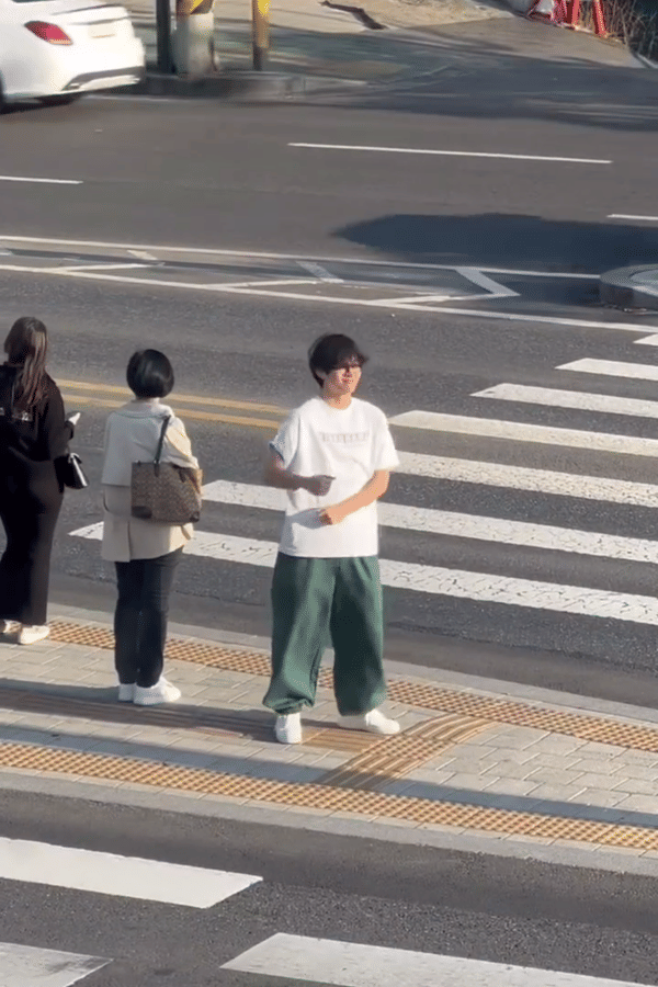 potret V BTS berdiri di pinggir jalan (instagram.com/min.hee.jin)
