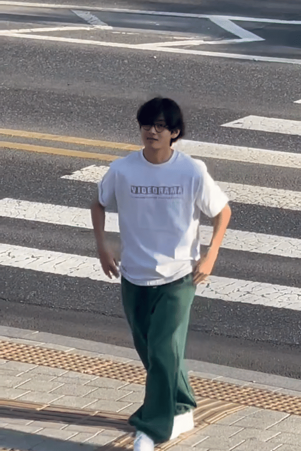potret V BTS berdiri di pinggir jalan (instagram.com/min.hee.jin)