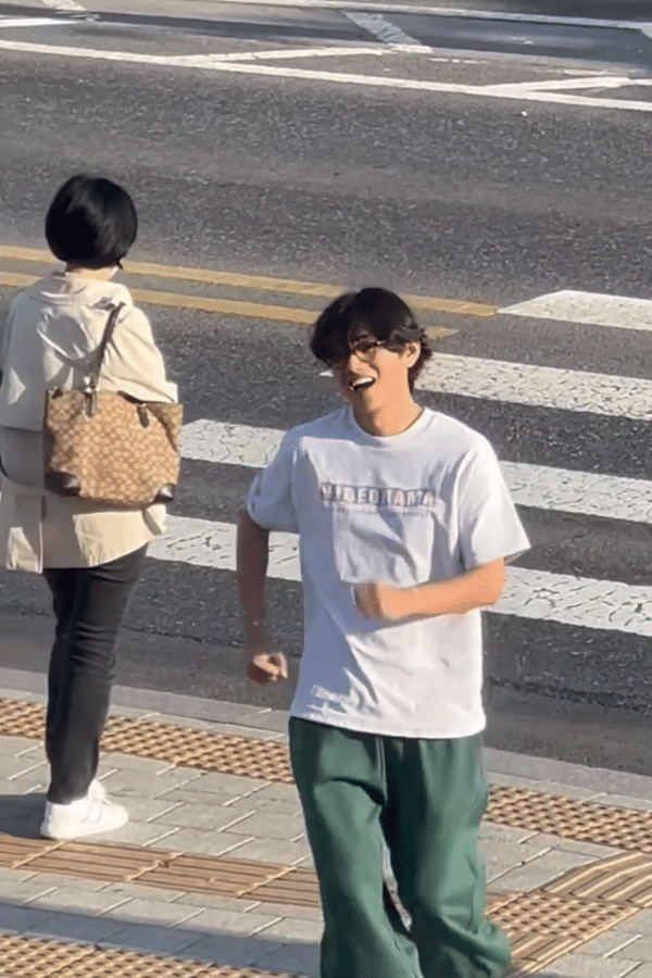 potret V BTS yang sedang menyebrang jalan (instagram.com/min.hee.jin)