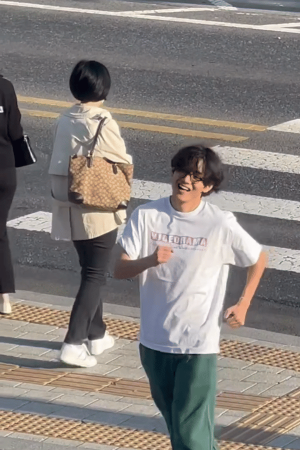 potret V BTS yang sedang menyebrang jalan (instagram.com/min.hee.jin)