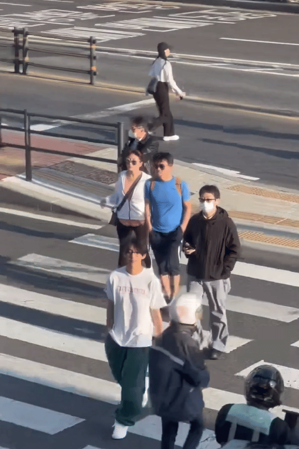 potret V BTS yang sedang menyebrang jalan (instagram.com/min.hee.jin)