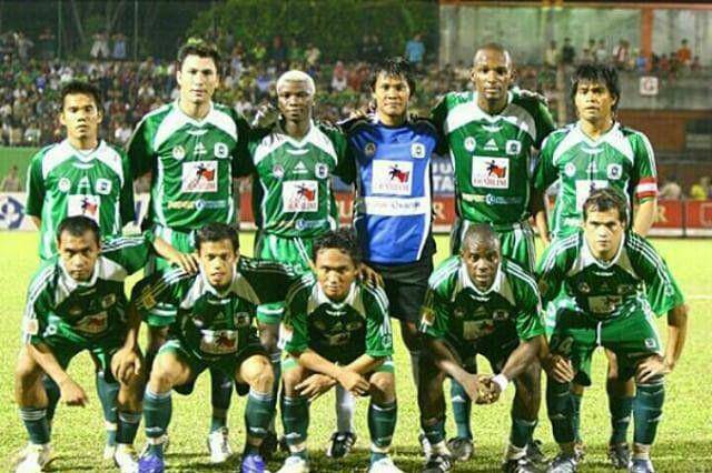 Fode Camara baris ketiga atas dari kiri (rambut putih) dalam skuad PKT Bontang pada 2006. (twitter.com/MemoriLigina)