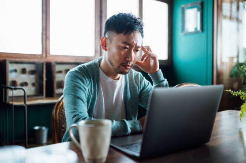 ilustrasi pria yang tidak bersemangat di kantor (istockphoto.com/AsiaVision)