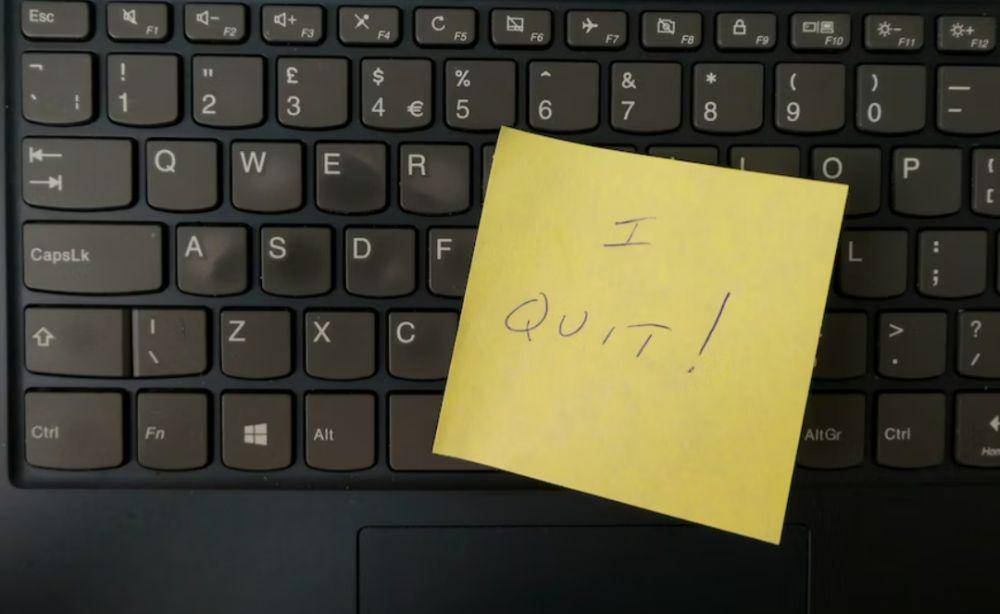 ilustrasi pria yang ingin resign (unsplash.com/Nick Fewings)