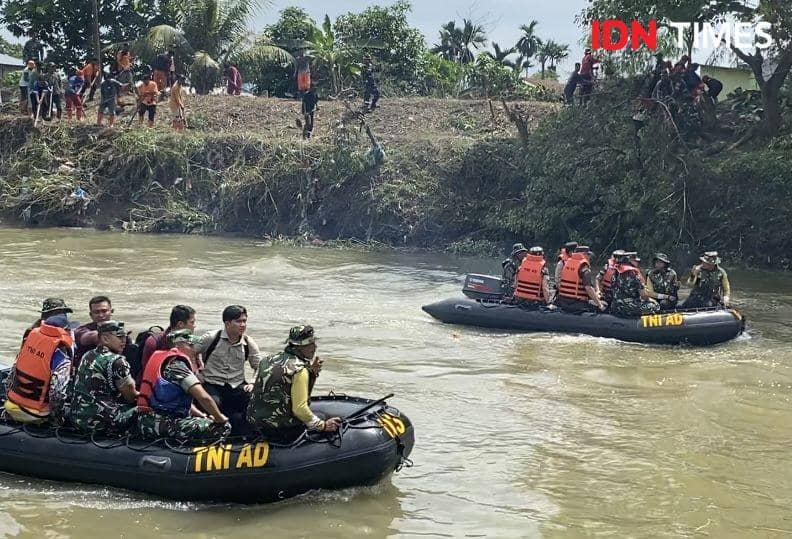Gotong royong menyusuri sungai Deli (IDN Times/Indah Permata Sari)