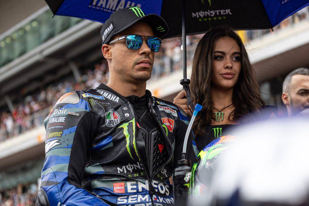 Franco Morbidelli berada di atas motor YZR-M1 jelang sprint race GP Catalunya 2023. (yamahamotogp.com)