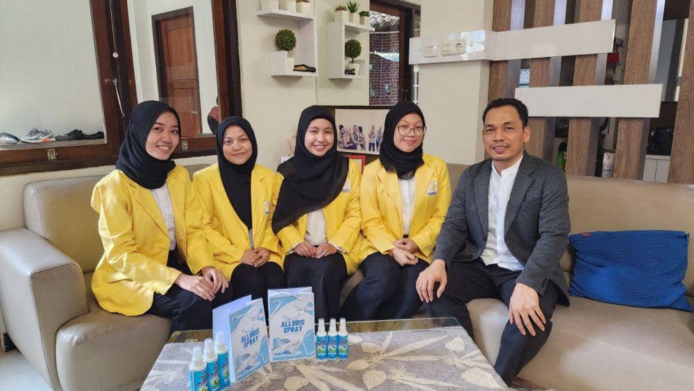 Sejumlah anggota PKM-K Unnes bersama dosen pembimbing saat mencoba spray anti bakteri. (IDN Times/Dok Humas Unnes)