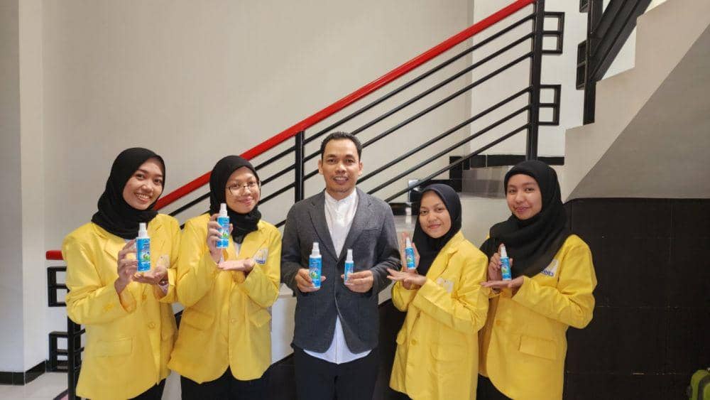 Mariha Zulfa Risana (FMIPA) serta beranggotakan Hanina Humaira (FEB), Gina Mulyani (FMIPA), dan Deby Maghfira Prameswari (FMIPA) memperlihatkan botol berisi spray anti bakteri. (IDN Times/Dok Humas Unnes)