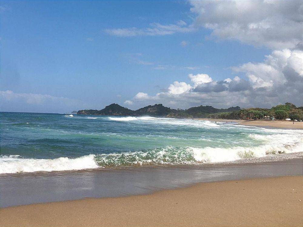 ilustrasi pantai wonogoro di malang (instagram.com/ameliaalexandramainassy)