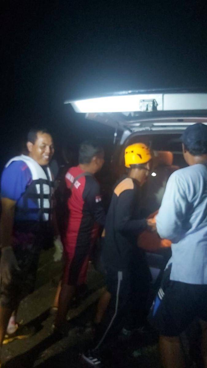 Proses evakuasi warga Jerman yang jatuh dari tebing di Kecamatan Selemadeg Kabupaten Tabanan Selasa (26/9/2023) (Dok.IDNTimes/Istimewa)
