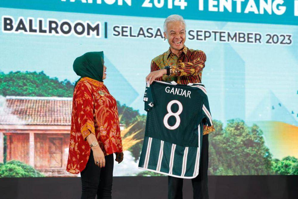 Ganjar Pranowo Dapat Jersey MU Nomor 8 dari Kepala Desa (IDN Times/Istimewa)