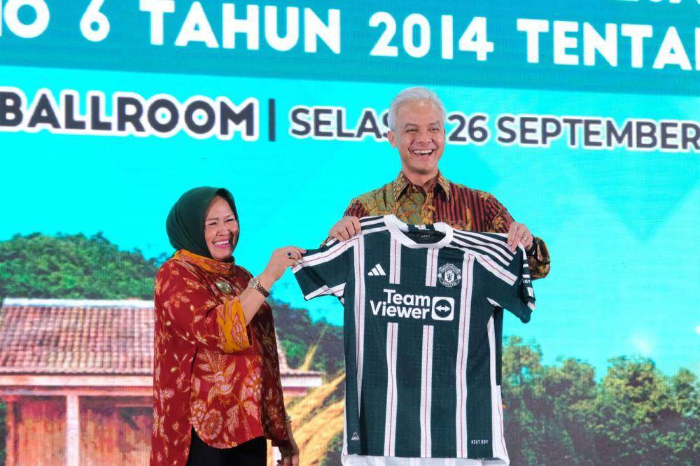 Ganjar Pranowo Dapat Jersey MU Nomor 8 dari Kepala Desa (IDN Times/Istimewa)
