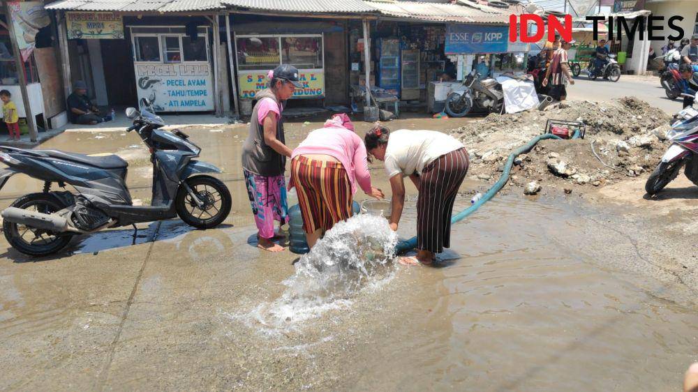 Warga Ambil Air dari Galian Proyek PDAM. (IDN Times/Imam Faishal)