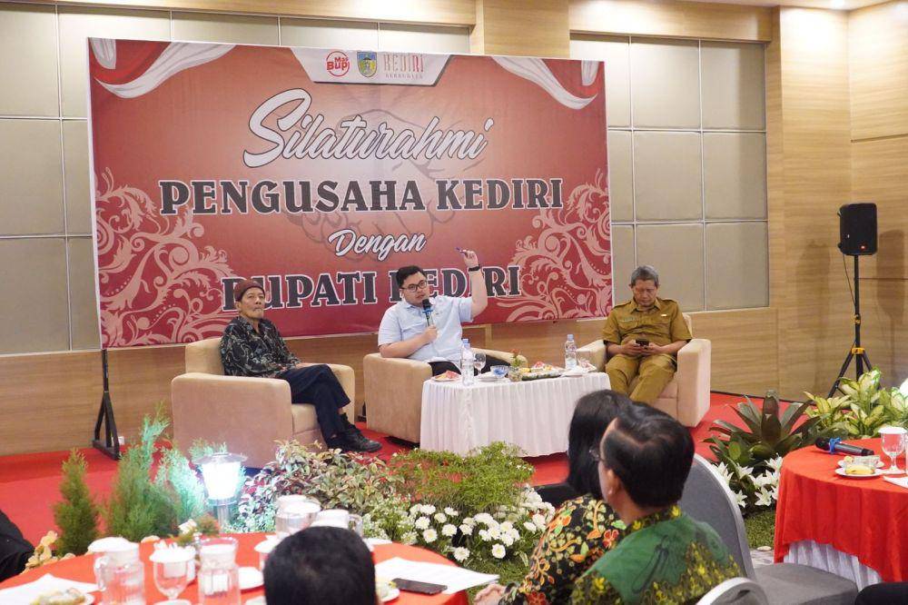 Bupati Kabupaten Kediri Hanindhito Himawan Pramana berdialog dengan puluhan pemilik perusahaan, Selasa (22/8). (Dok. Pemkab Kediri)