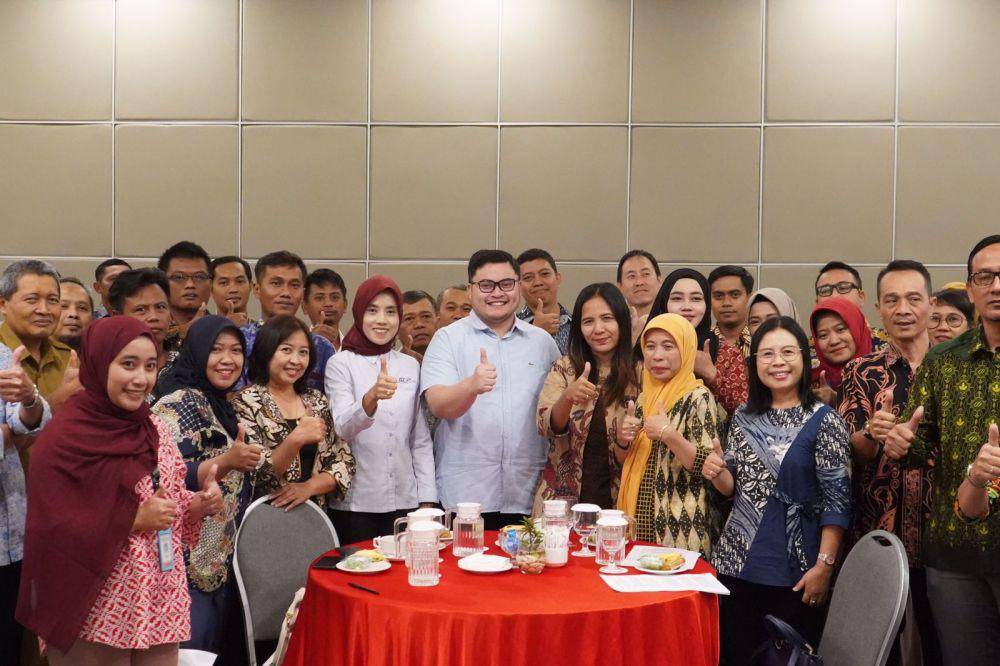 Bupati Kabupaten Kediri Hanindhito Himawan Pramana berdialog dengan puluhan pemilik perusahaan, Selasa (22/8). (Dok. Pemkab Kediri)
