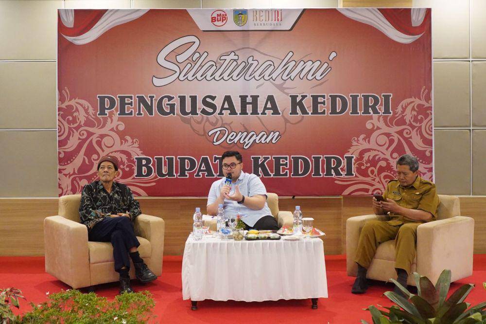 Bupati Kabupaten Kediri Hanindhito Himawan Pramana berdialog dengan puluhan pemilik perusahaan, Selasa (22/8). (Dok. Pemkab Kediri)