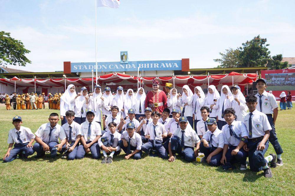 Bupati Hanindhito Himawan Pramana saat menghadiri upacara peringatan Proklamasi Kemerdekaan ke-78 RI di Stadion Canda Bhirawa, Pare, Kamis (17/8). (Dok. Humas Pemkab Kediri)