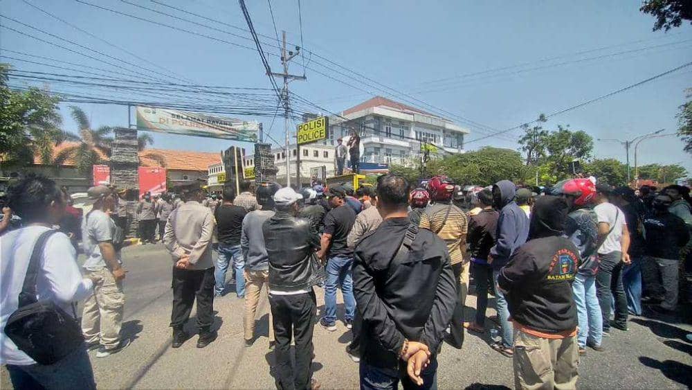Usai menyampaikan orasi mereka membubarkan diri dengan tertib/ IND Times/ Riyanto
