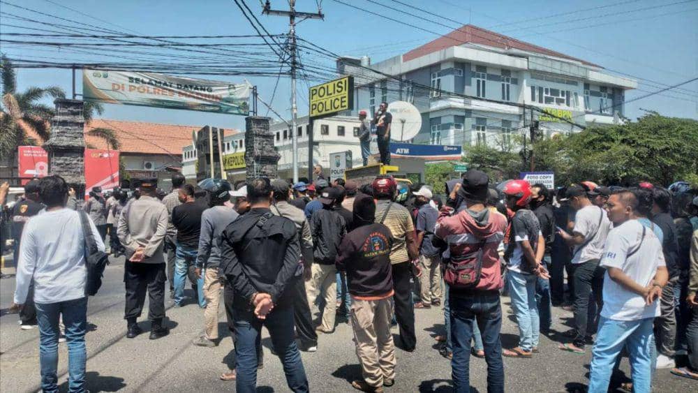 Mereka berorasi penertiban tugu dinilai bermasalah/ IND Times/ Riyanto