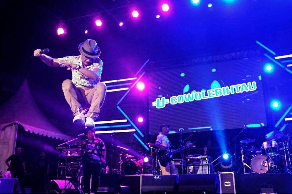 Band Shaggy Dog saat beraksi di atas panggung. (Shaggydogjogja.com)