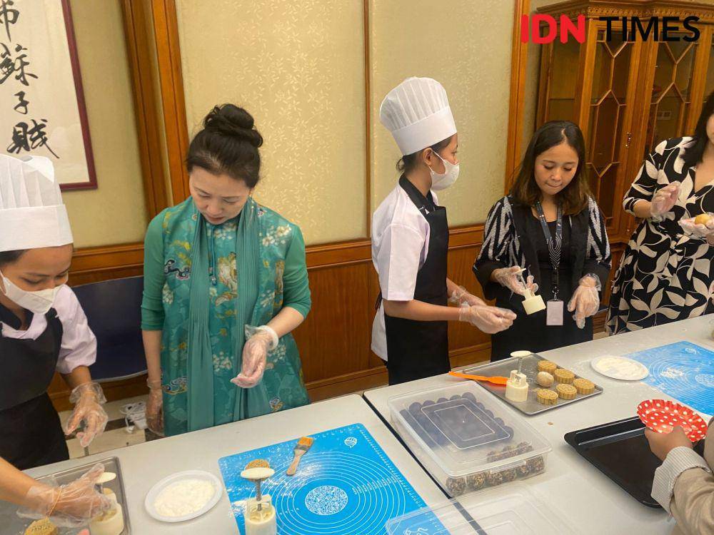 Pengunjung mendapat kesempatan membuat kue bulan. (IDN Times/Sonya Michaella)