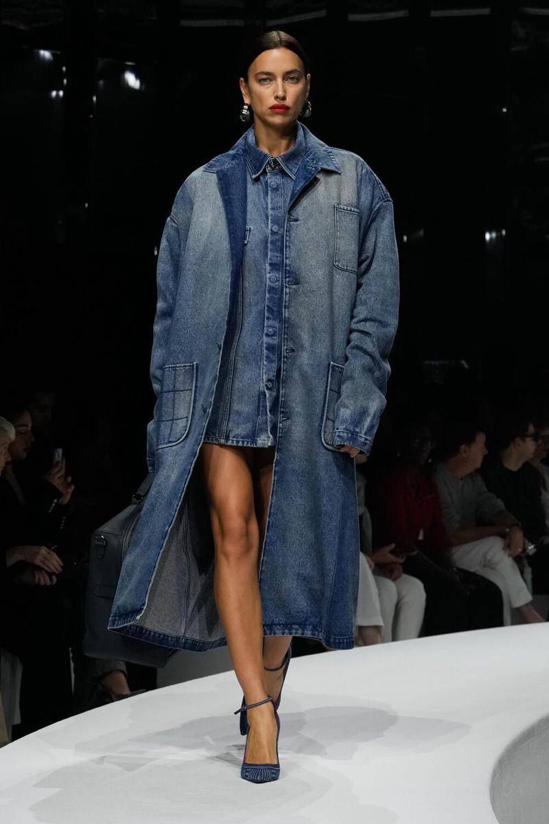 koleksi style edgy ala Ferrari di MFW 2023 (dok. Milan Fashion Week/Photo: Paolo Lanzl / Launchmetrics.com/spotlight)
