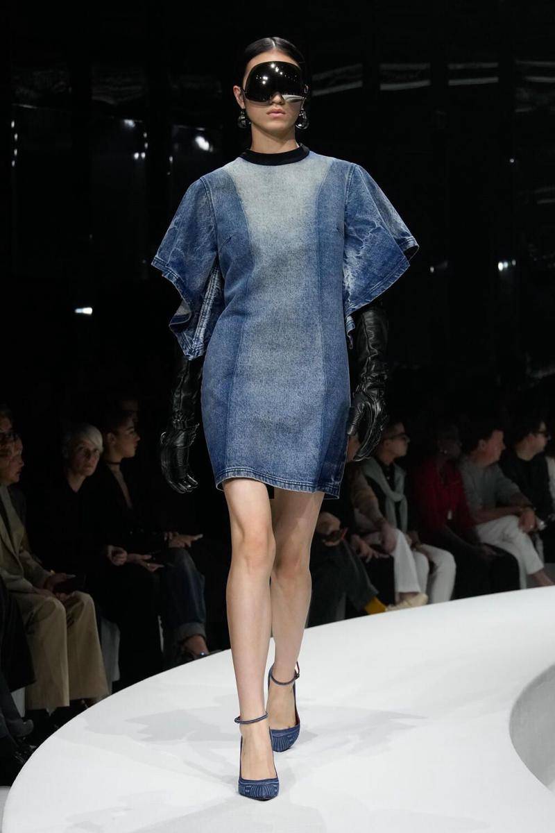koleksi style edgy ala Ferrari di MFW 2023 (dok. Milan Fashion Week/Photo: Paolo Lanzl / Launchmetrics.com/spotlight)