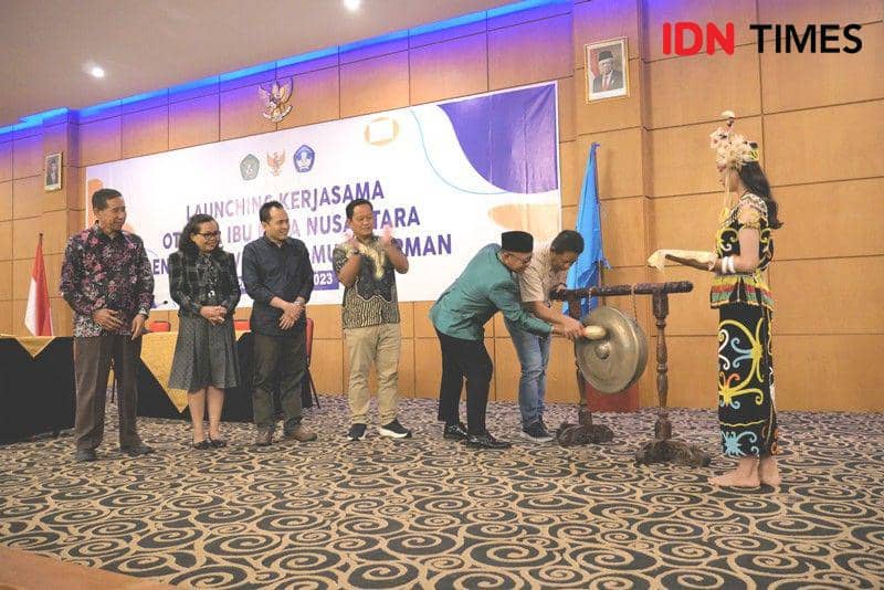 Pemukulan gong bersama tanda launching pelatihan PPG dalam jabatan di wilayah IKN tahun 2023. (IDN Times/Ervan)