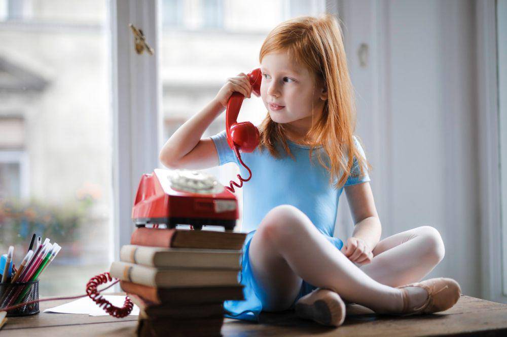 ilustrasi anak yang bermain telepon (pexels.com./Andrea Piacquadio)