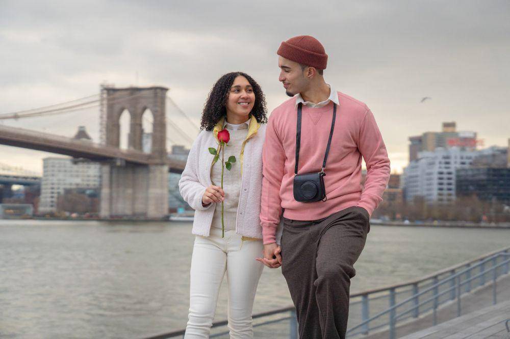 ilustrasi cowok romantis (pexels.com/Budgeron Bach)