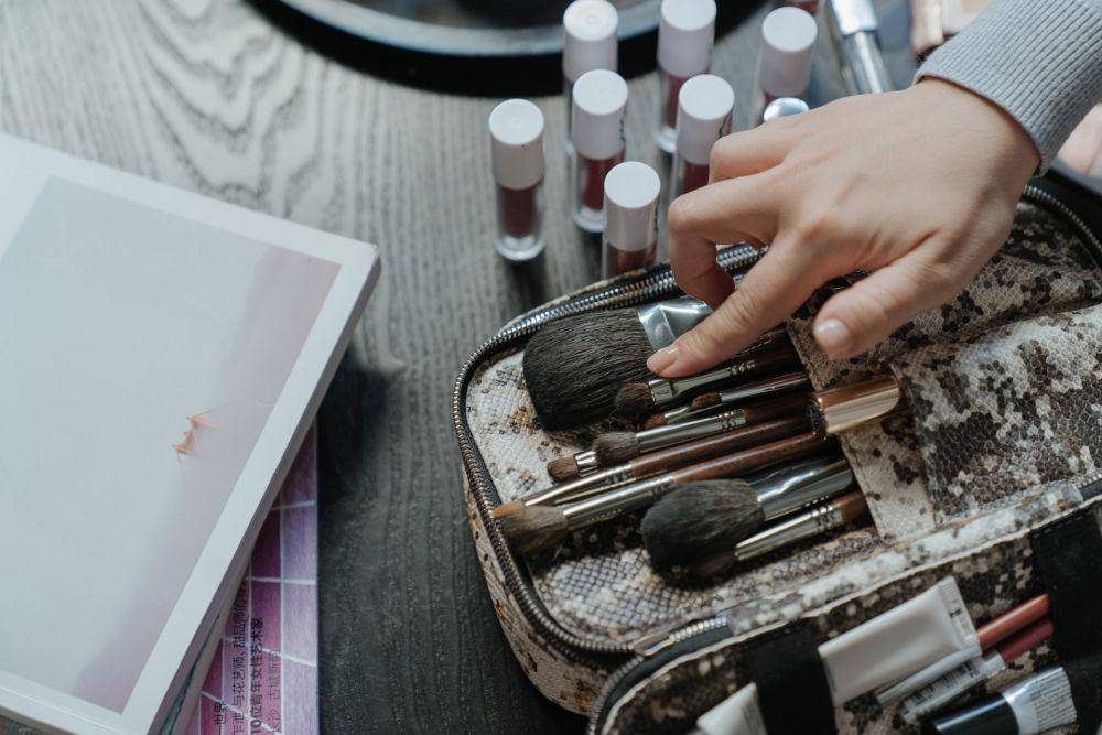 ilustrasi brush make-up (pexels.com/cottonbro)
