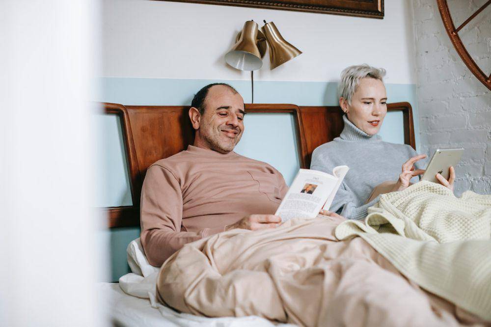 Ilustrasi baca buku bareng (pexels.com/Gary Barnes)