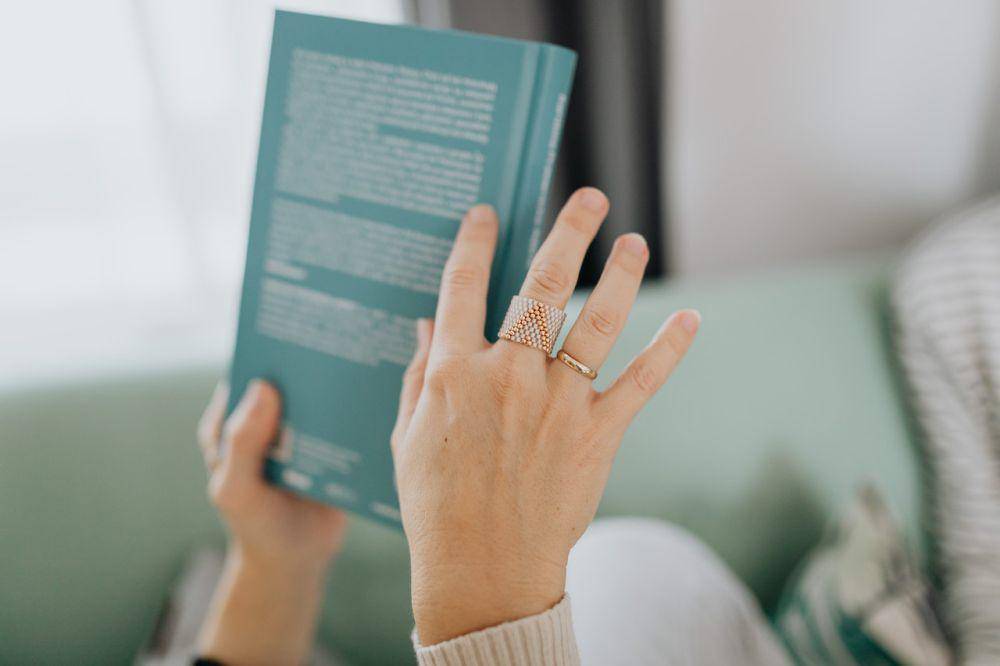 Ilustrasi isi blurb buku (pexels.com/Karolina Grabowska)