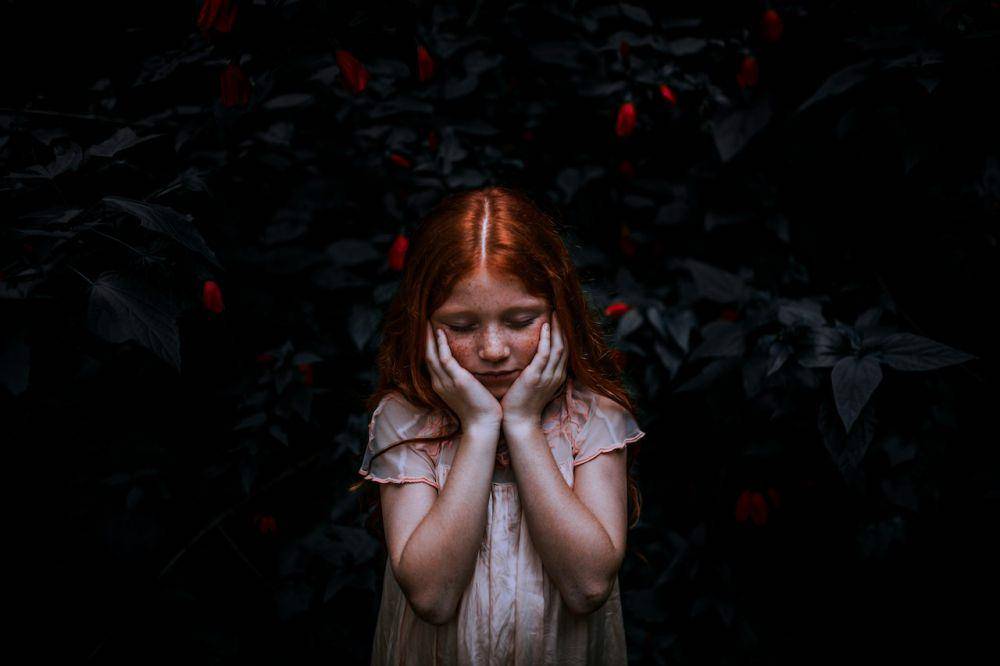 ilustrasi anak kecil sedih (pexels.com/Matheus Bertelli)