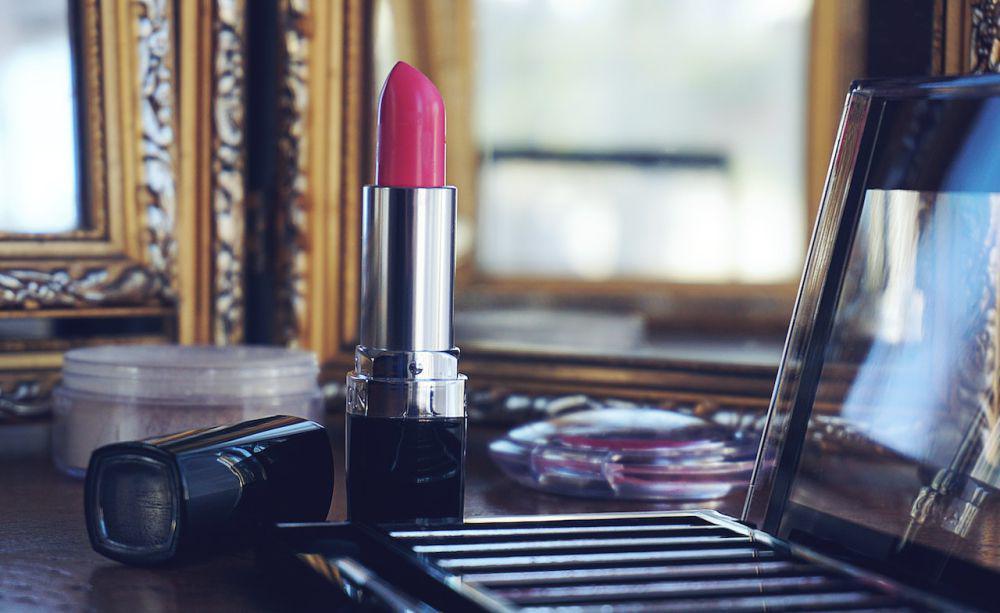 4 Lipstick Pink untuk Kulit Sawo Matang, Gak Norak