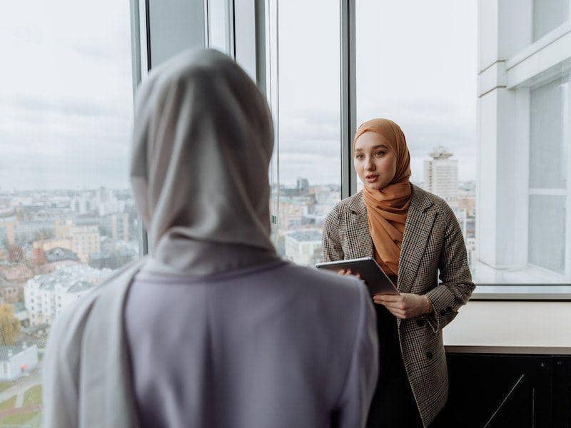 ilustrasi wanita hijab sedang menegur relasinya (pexels.com/Thirdman)