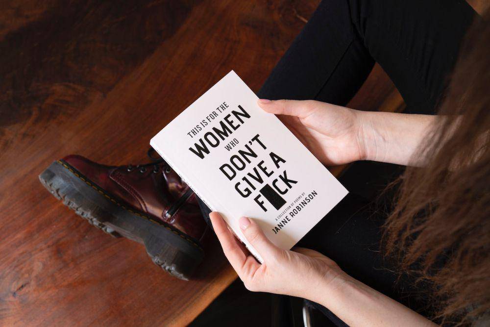Ilustrasi cover buku (pexels.com/Thought Catalog)