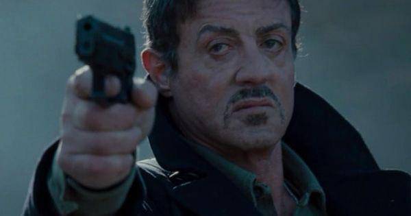 Barney mengeluarkan pistolnya ( Dok. Lionsgate / The Expendables 2 )