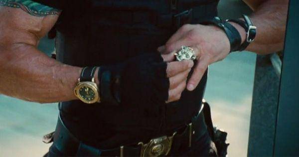 Barney memakai cincin tengkoraknya ( Dok. Lionsgate / The Expendables 2 )