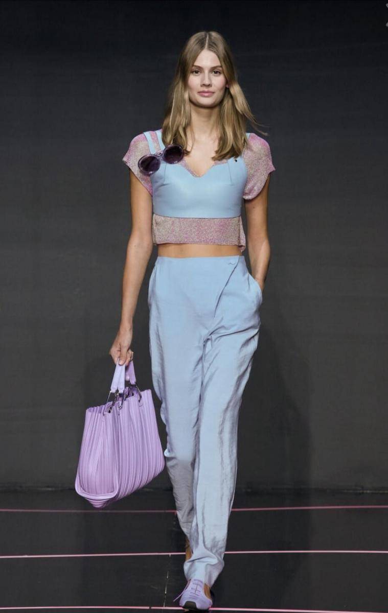 Koleksi Emporio Armani di Milan Fashion Week (Launchmetrics.com/spotlight)