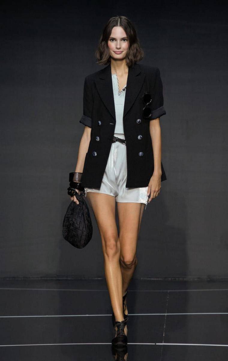 Koleksi Emporio Armani di Milan Fashion Week (Launchmetrics.com/spotlight)