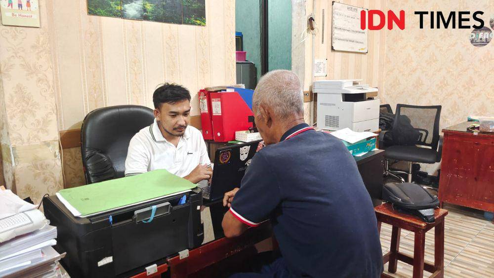 Engkong tersangka rudapaksa anak dibawah umur sedang menjalani pemeriksaan di unit PPA Polres Metro Depok. (IDNTimes/Dicky)