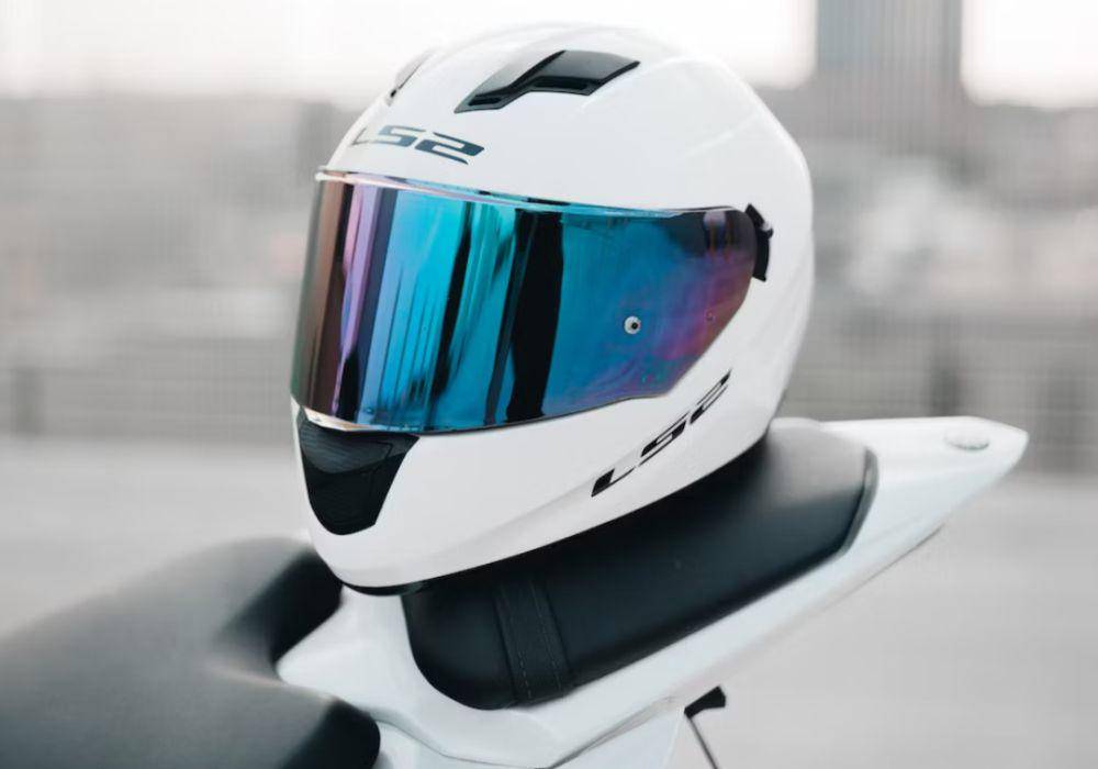 Ilustrasi helm(unsplash.com/@isthatbrock)