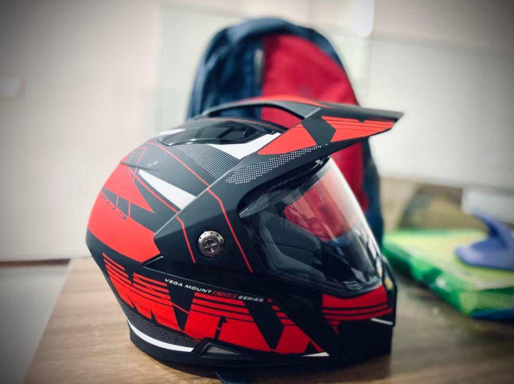 Ilustrasi helm(unsplash.com/@nvnsxn)